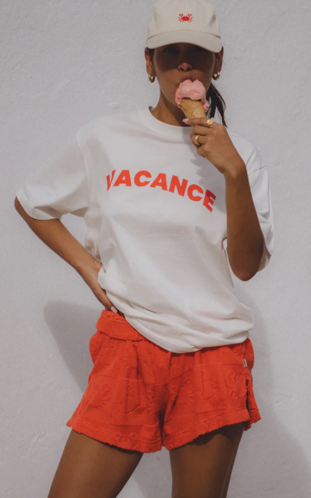 Araminta James vacance Tee