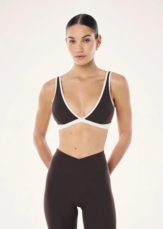 PE NATION | Vibe Sports Bra In Coffee & Whisper White