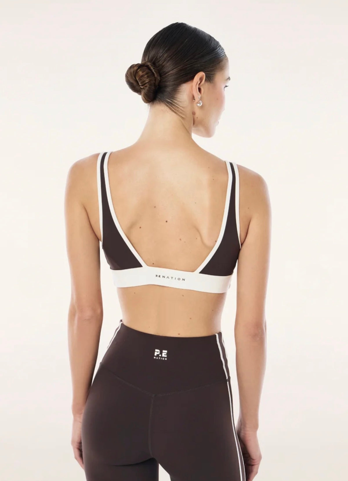 PE NATION | Vibe Sports Bra In Coffee & Whisper White