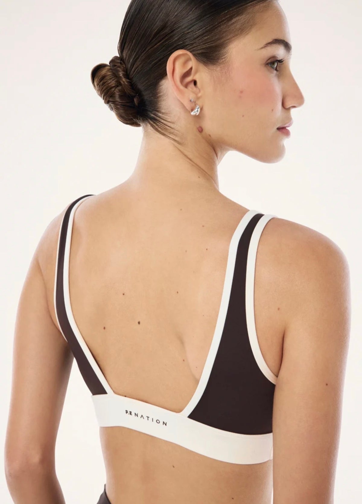 PE NATION | Vibe Sports Bra In Coffee & Whisper White